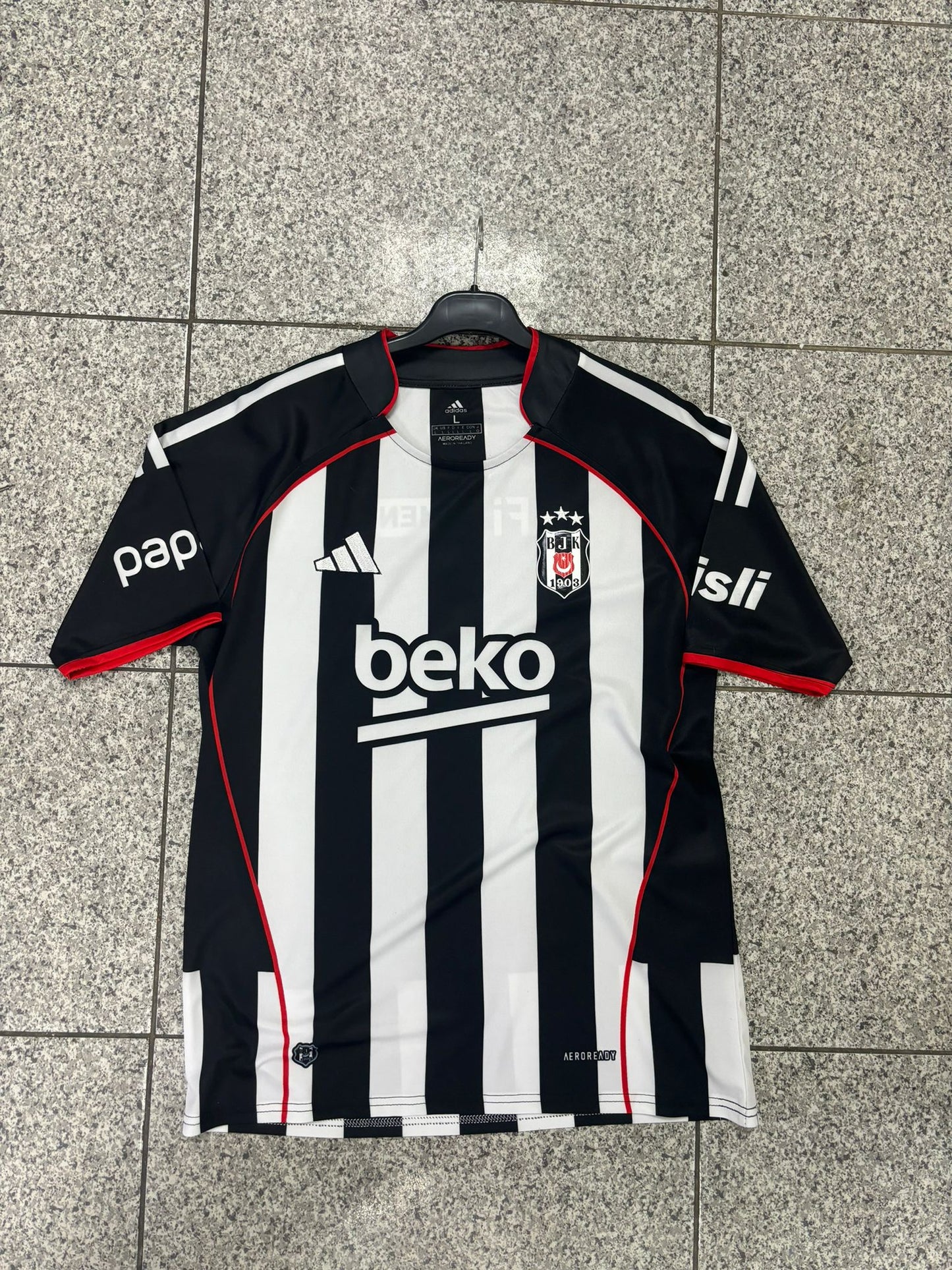 BEŞİKTAŞ 2025-2026 ÇUBUKLU FORMA ÇOCUK BEDEN ( ŞORT DAHİL )