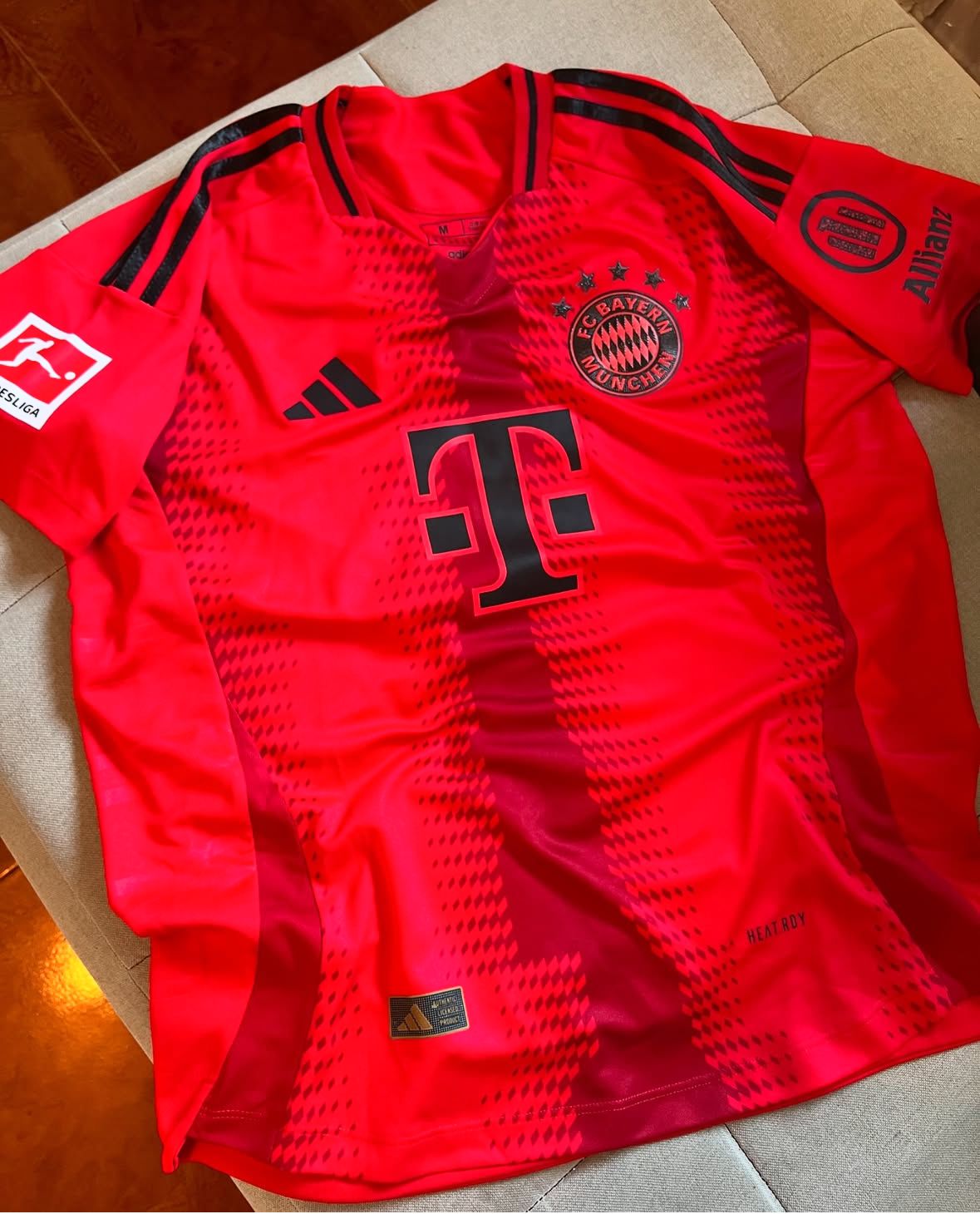 BAYERN MUNİCH 2024-2025 İÇ SAHA FORMASI