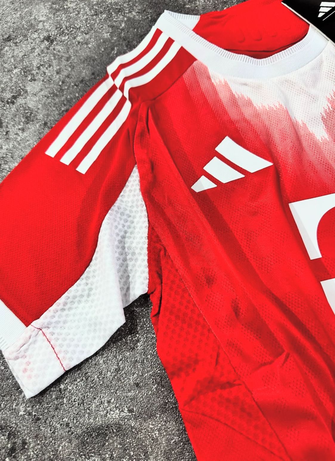 BAYERN 2025-2026 İÇ SAHA FORMASI